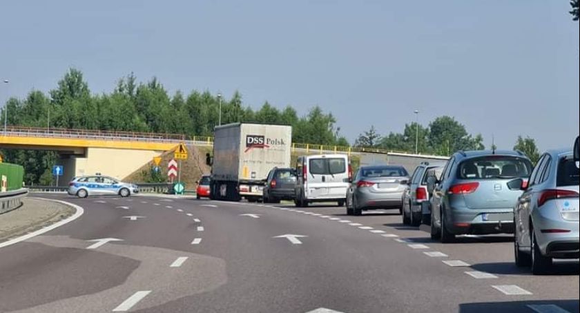 Wypadek na S17 – Zatrzymał się w korku, uderzył w niego inny samochód