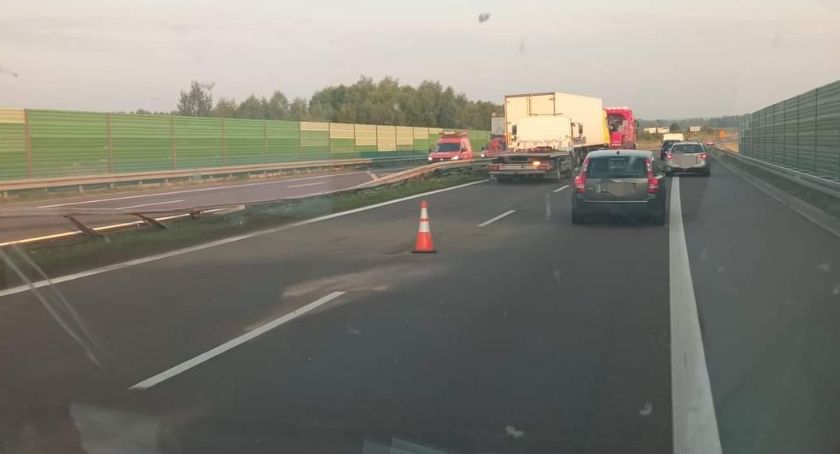 S17 – Ciężarówka wjechała w barierki 