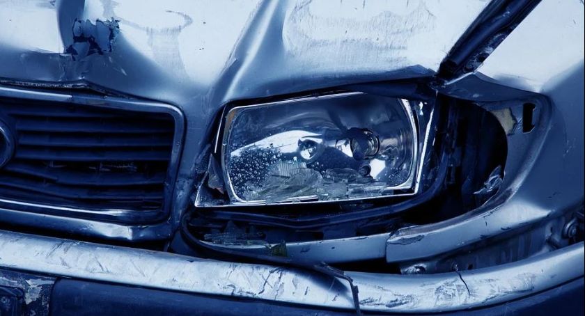 Ukradł samochód ze sklepowego parkingu i wjechał w płot – Był pijany