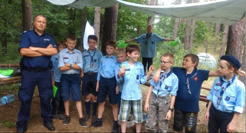 Policjanci kontrolują obozy harcerskie