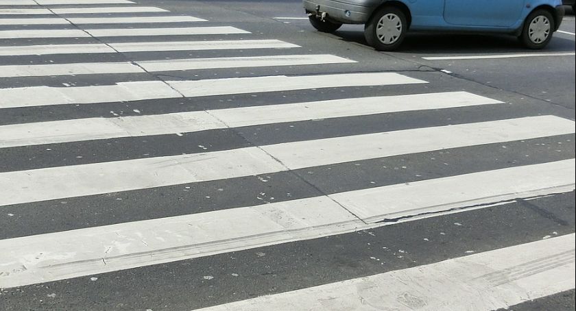 Zatrzymał się przed pasami – Uderzył w niego inny samochód