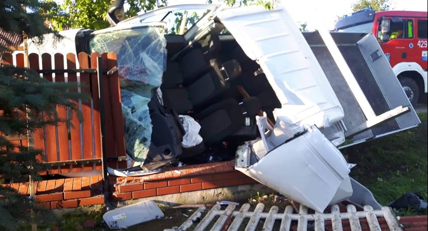 Śmiertelny wypadek w Jaźwinach – Volkswagen uderzył w róg ogrodzenia