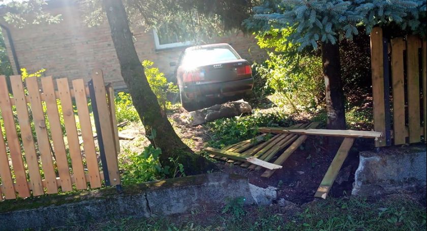 Samochód wjechał w ogrodzenie 