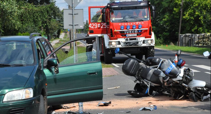 Wypadek – Policyjny motocykl zderzył się z osobówką 