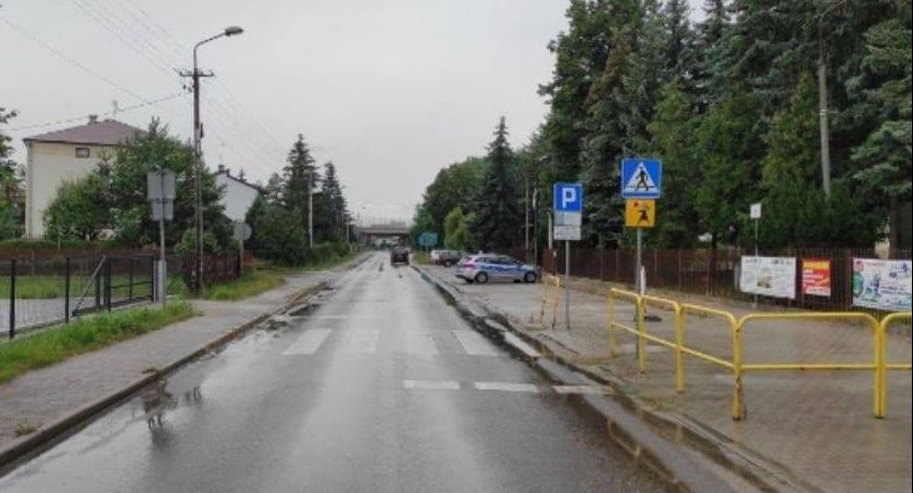 Policjanci lustrują ulice przy kolejnych szkołach
