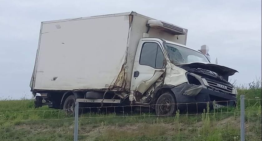Samochód dostawczy w rowie – Kolizja na S17