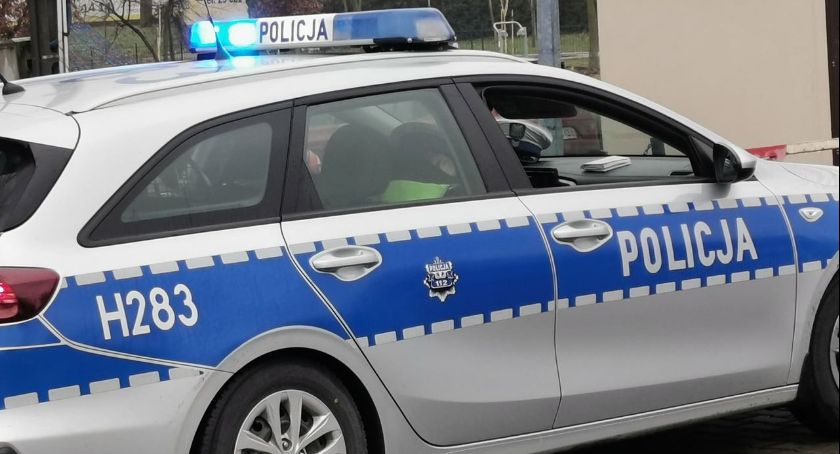 Policyjny pościg za fiatem – Kierowca porzucił auto