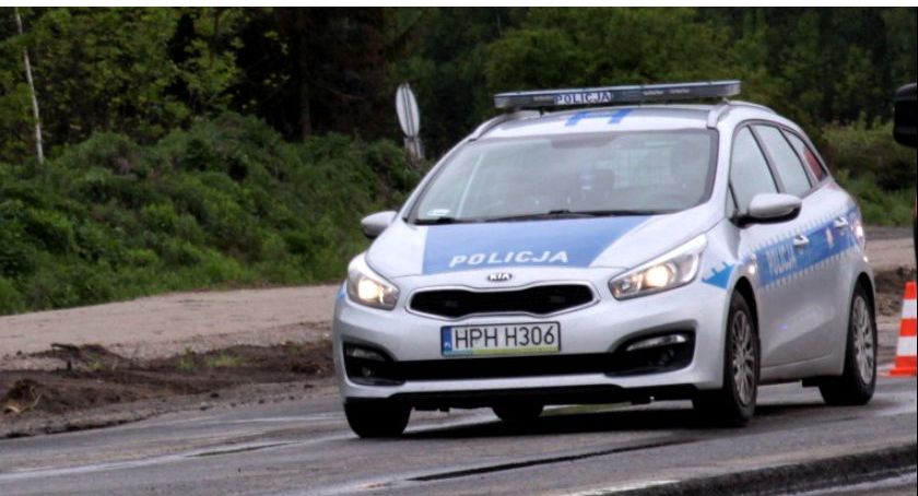 Pijany kierowca wjechał na chodnik