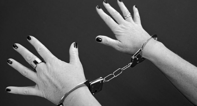 Zatrzymali 33-latkę poszukiwaną listem gończym 