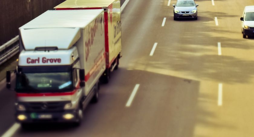 Pijany kierowca tira na S17 – Pił na stacji paliw
