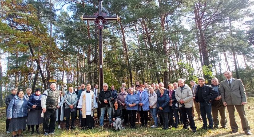 Odrestaurowany krzyż leśny został pobłogosławiony