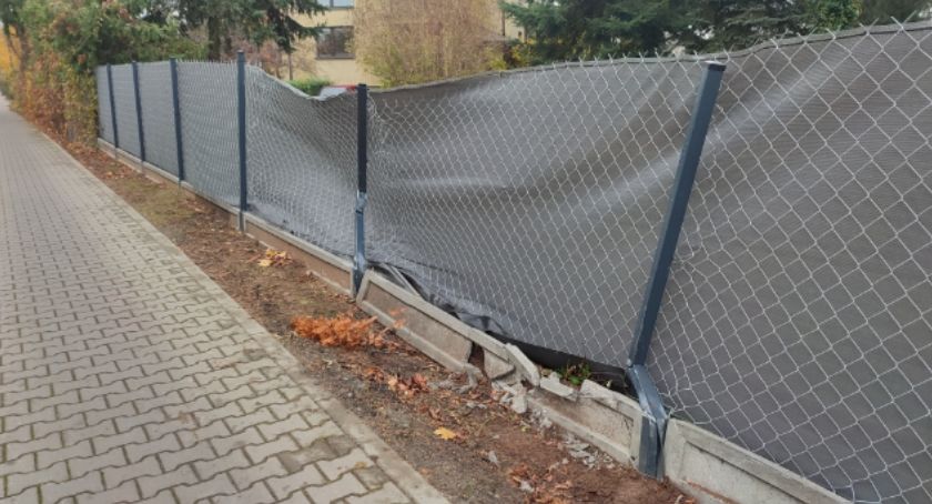 Auto uszkodziło ogrodzenie, a kierowca odjechał – Kto jest sprawcą?