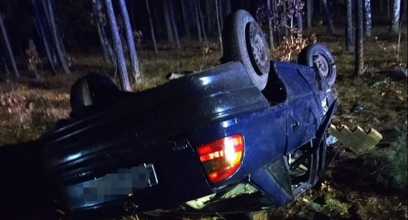 Wypadek – Pijany kierowca bez prawa jazdy dachował w Łaskarzewie