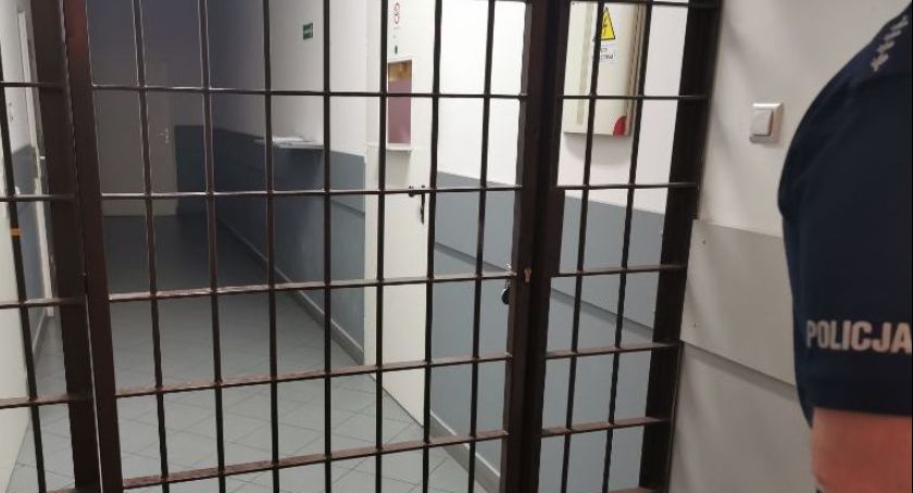 Policjanci po pościgu zatrzymali poszukiwanego