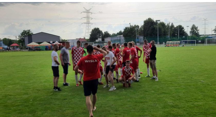 Bijatyka w Józefowie. Zawodnik z rozciętą głową