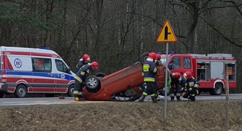 Pijana kierowała bez prawa jazdy – Samochód dachował