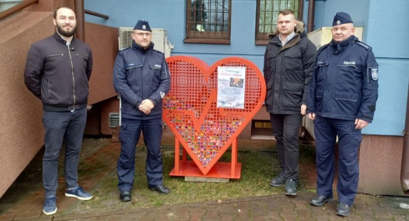 Wielkie serce dla Adasia – Pojemnik na nakrętki stanął przed komendą