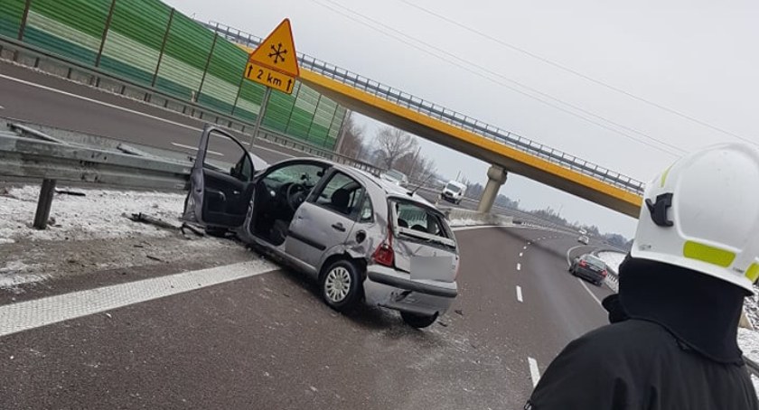 Kolizja na S17 – Wypadła z drogi i uderzyła w barierki