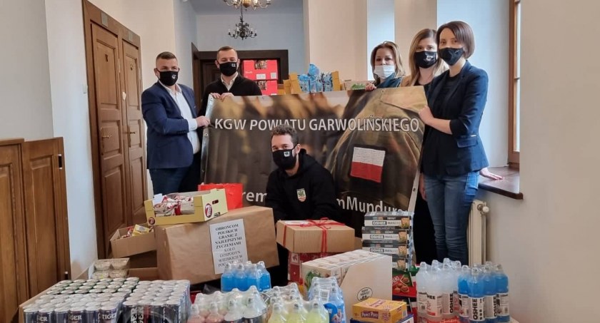 Słodycze i napoje energetyczne zostały przekazane żołnierzom 