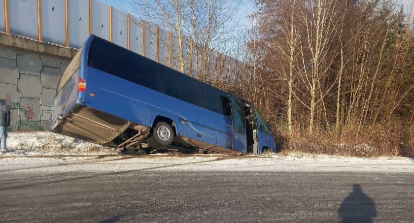 Bus z pasażerami w rowie – Tym razem nikomu nic się nie stało...