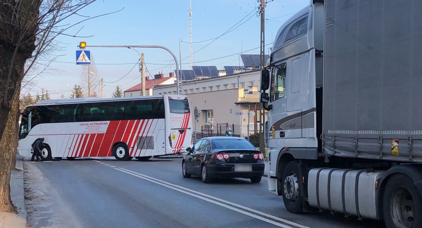 Popsuty autobus blokował drogę 