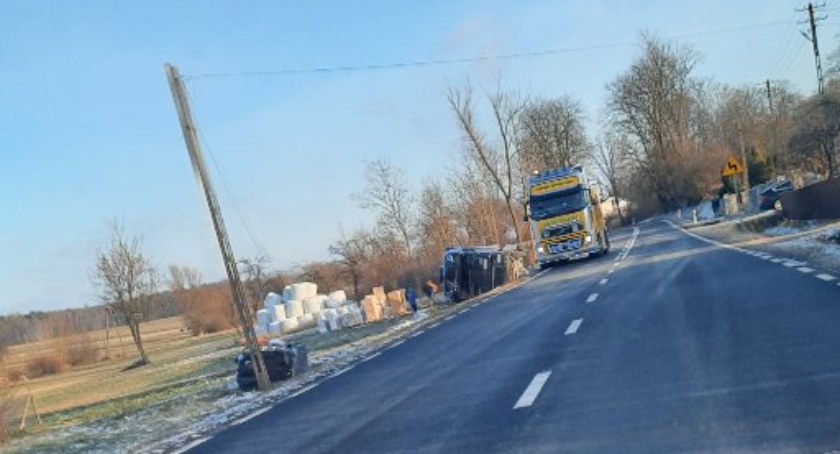DAF z naczepą wypadł z drogi