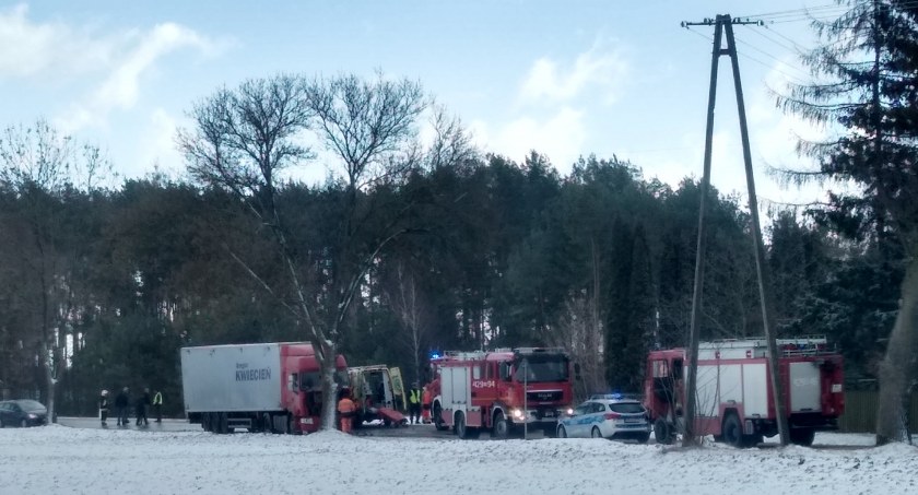 Czołowe zderzenie osobówki z ciężarówką