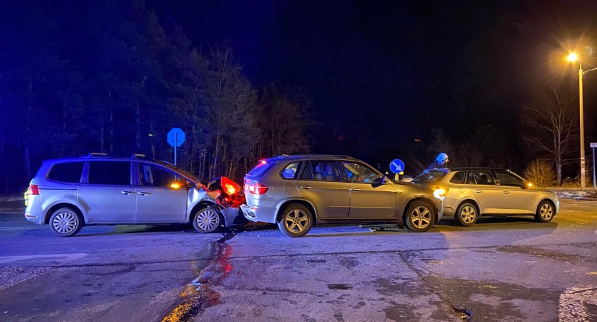 Kolizja 3 aut na skrzyżowaniu w Wildze