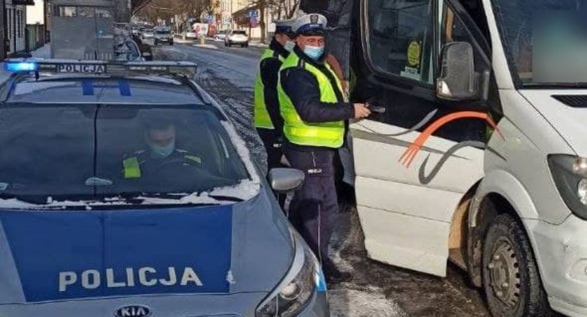 Policjanci kontrolują noszenie maseczek w sklepach i środkach transportu