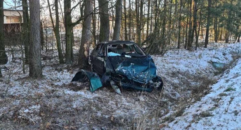 Pijany 29-latek uderzył hondą w drzewo i uciekł w pola