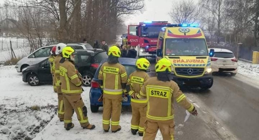 20-latka wpadła w poślizg i zjechała do rowu – Do szpitala trafił pasażer