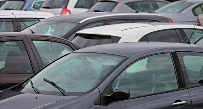 Długowłosa blondynka uszkodziła dwa samochody – Policja poszukuje sprawczyni kolizji na parkingu