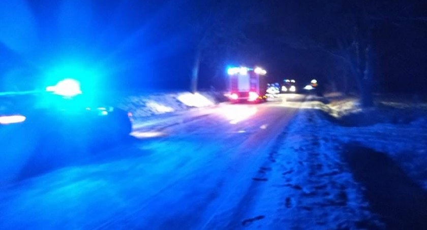 Wpadł w poślizg i dachował – Dostał wysoki mandat!
