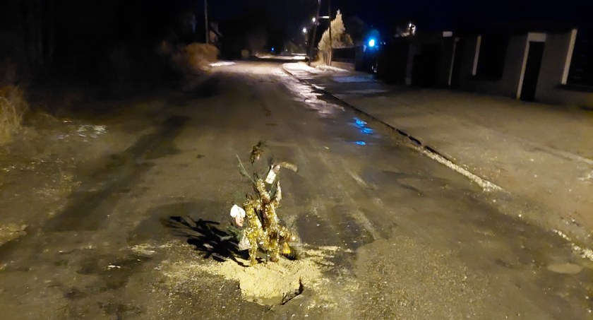 Choinka w dziurze na środku jezdni ostrzega kierowców