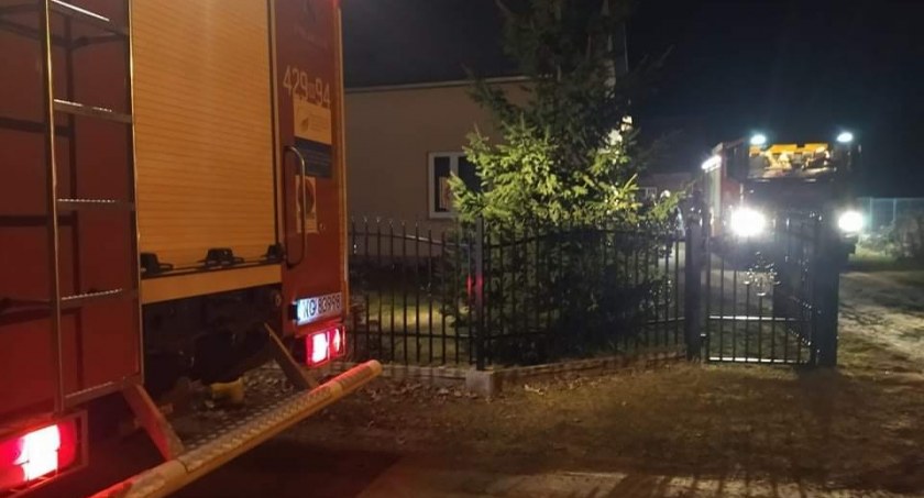 Nocna akcja strażaków. Gasili sadze w kominie