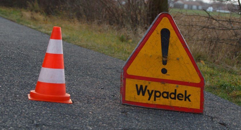 Bez uprawnień i z promilami jazdę zakończył na barierkach
