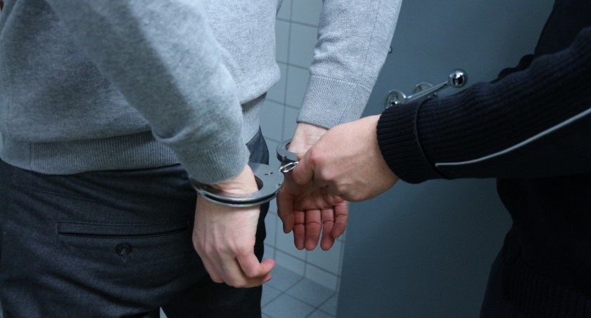 Dwukrotnie okradli drogerię. Zostali zatrzymani przez policję
