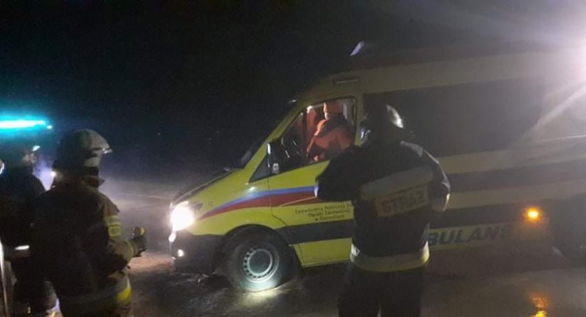 Karetka utknęła na drodze gruntowej. Potrzebna była pomoc strażaków