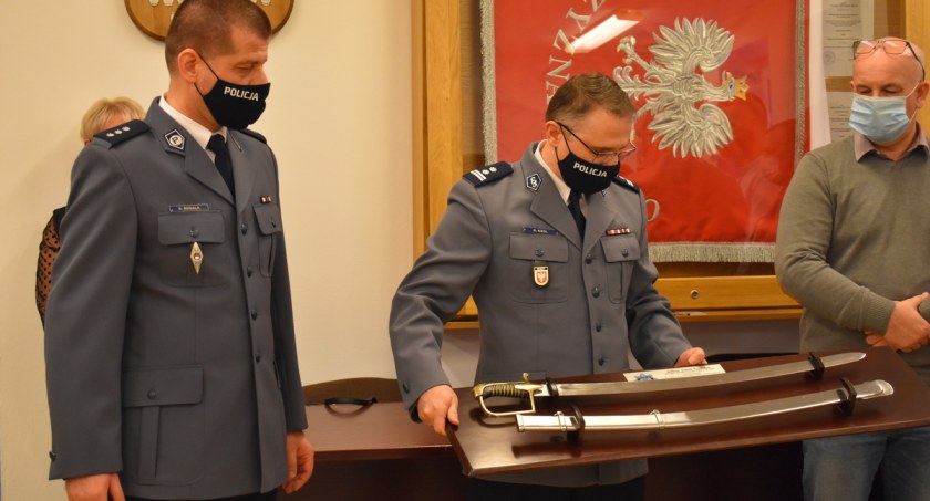 Funkcjonariusze pożegnali się z mundurem