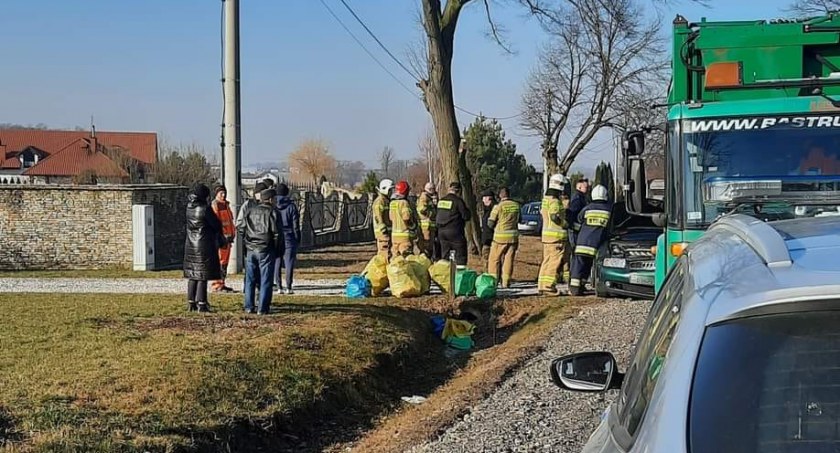 Wypadek – Zderzenie osobówki ze śmieciarką