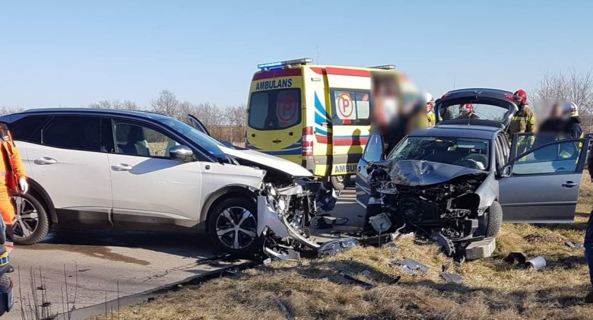 Czołowe zderzenie samochodów – 4 osoby w szpitalu