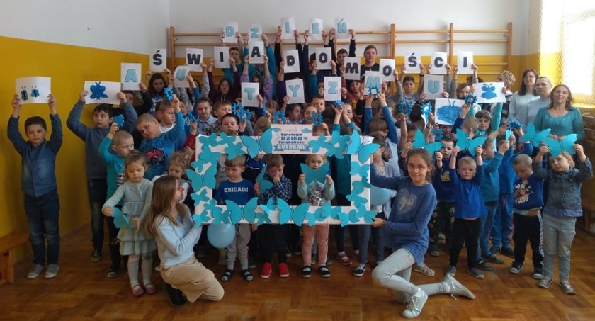 Zaświecili na niebiesko – Solidarni z osobami z autyzmem