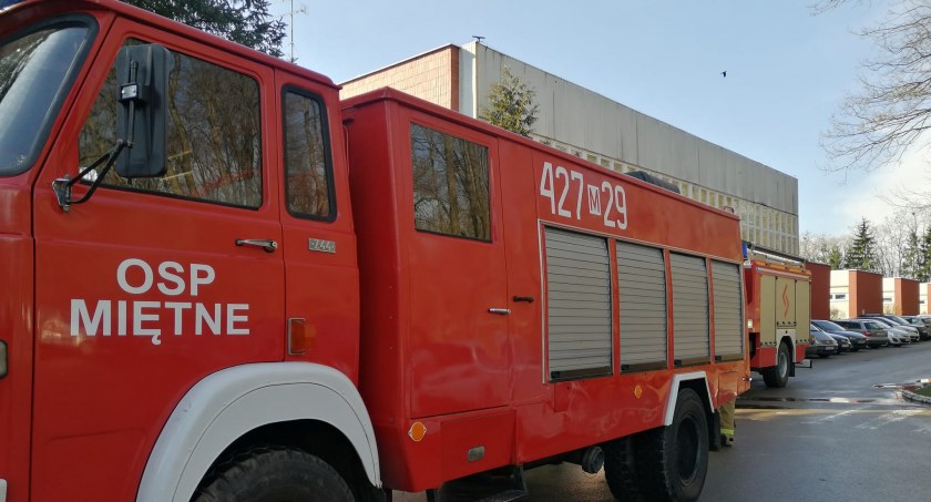 Akcja policji i straży w szkole w Miętnem