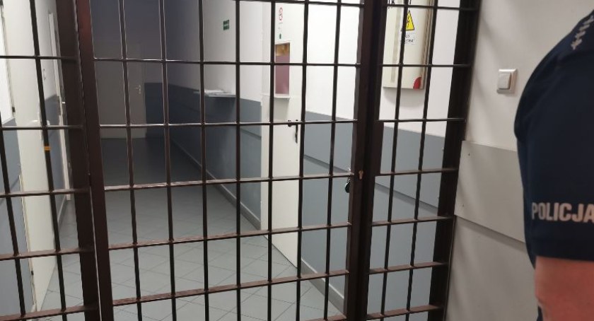 Jeden wpadł podczas legitymowania, drugi na kradzieży