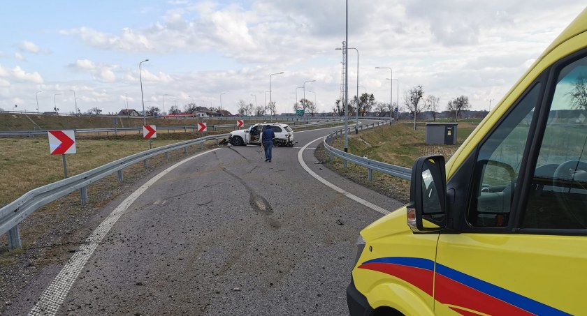 Osobówka uderzyła w bariery ochronne na S17