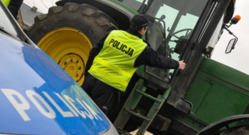 Ciągnikiem rolniczym wjechał do rowu – Był pijany i nie miał uprawnień
