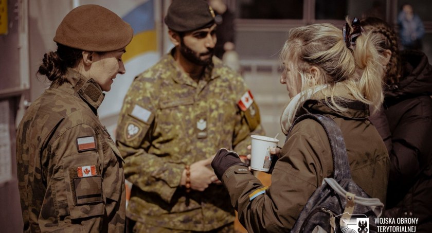 Terytorialsi z Mazowsza wspólnie z kanadyjskimi żołnierzami wspierają uchodźców