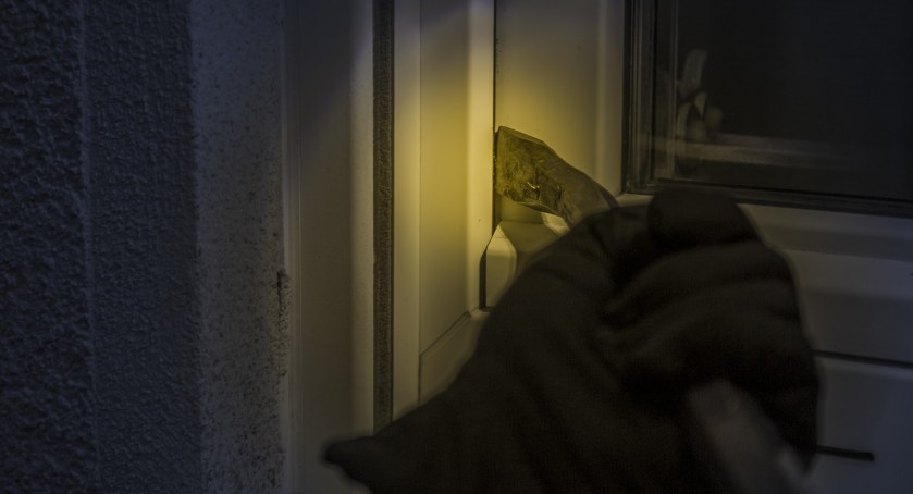 Włamywacze weszli oknem – Kradzież na osiedlu