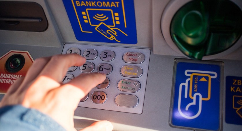 Uwierzyła fałszywemu pracownikowi banku – Straciła prawie 100 tys. zł  