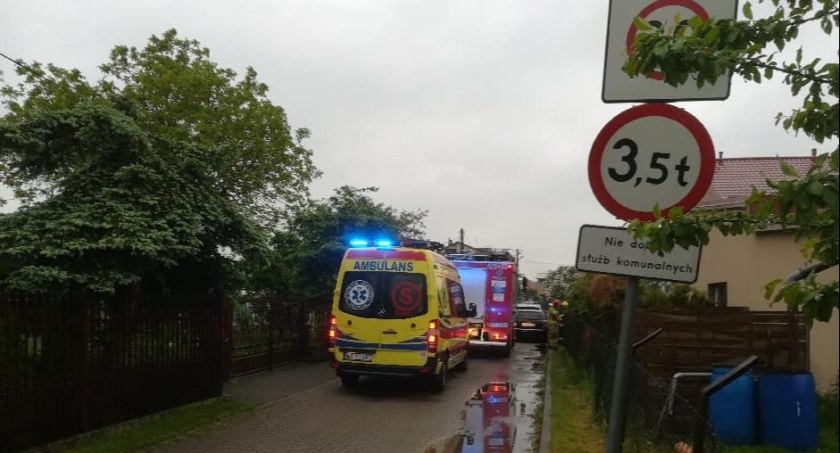 Strażacy weszli oknem – W domu zastali martwą kobietę